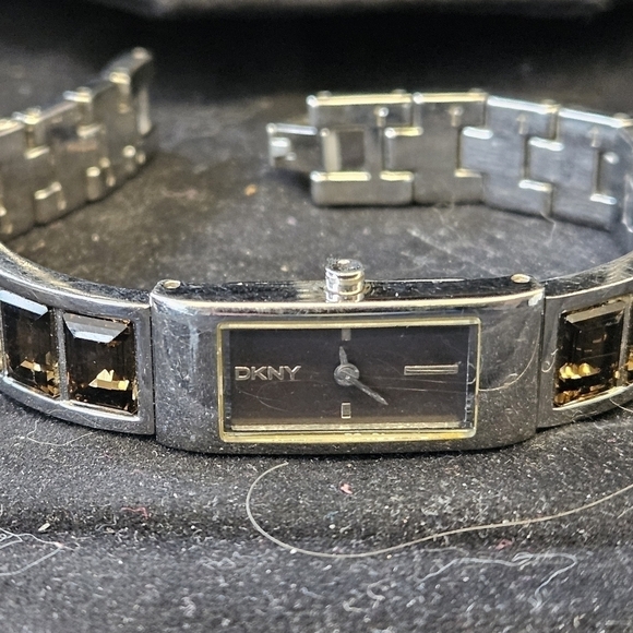 WOMENS DKNY WITHBROWN TOPAZ STONES IN THE STRAP - Picture 3 of 5